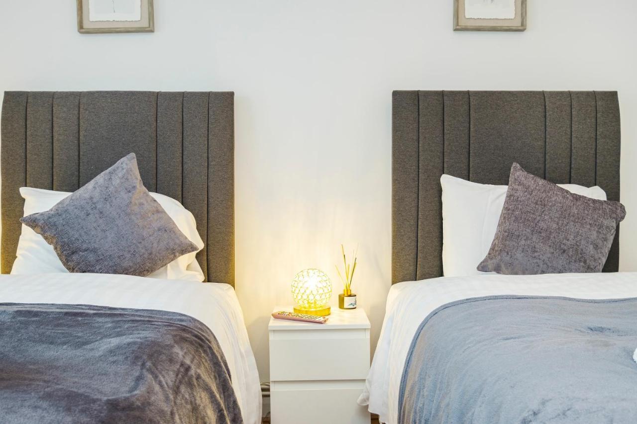 Spacious 3 Bed 1 Bath Hse W Guest Toilet W Parking Near Excel - E16 Londres Extérieur photo