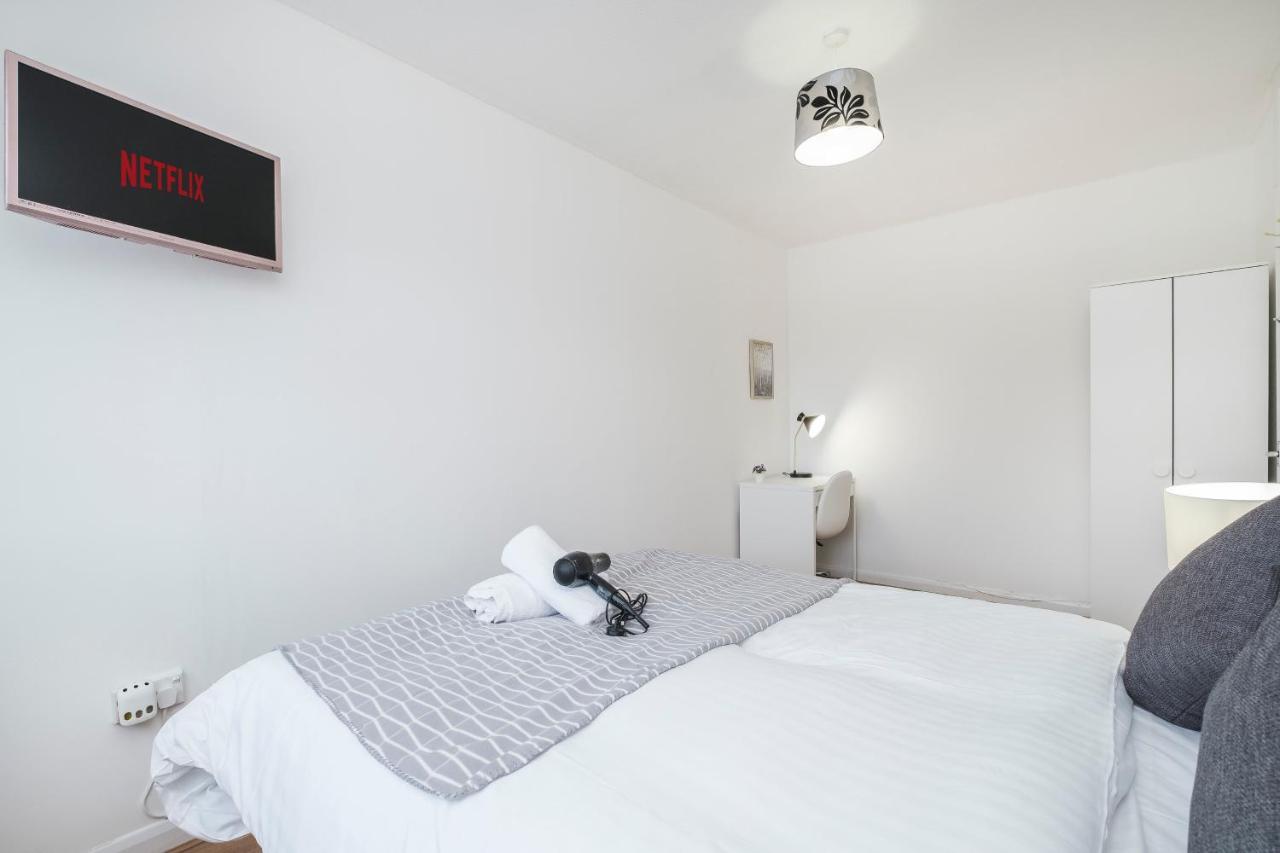 Spacious 3 Bed 1 Bath Hse W Guest Toilet W Parking Near Excel - E16 Londres Extérieur photo